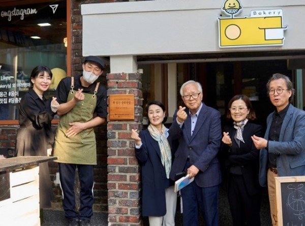 8호점 동화 카페 인증 현판 게시.jpg