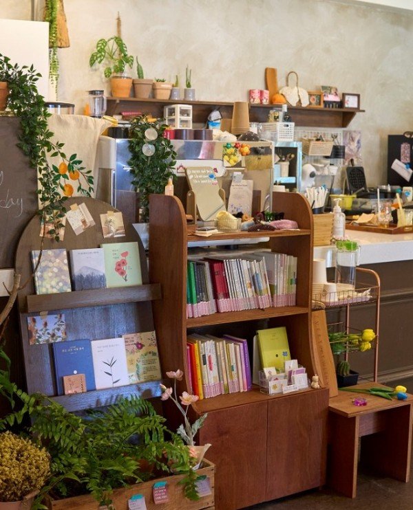 6호점 시 북카페(목공서가 시집 비치).jpg