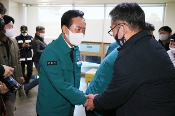 1105_권기창_안동시장_봉화_광산_생환자_만나_쾌유_기원_(6).JPG