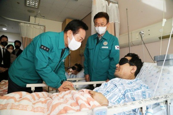 1105_권기창_안동시장_봉화_광산_생환자_만나_쾌유_기원_(1).JPG