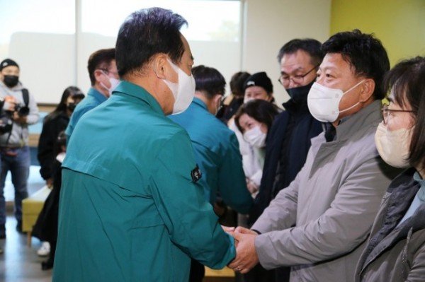 1105_권기창_안동시장_봉화_광산_생환자_만나_쾌유_기원_(5).JPG