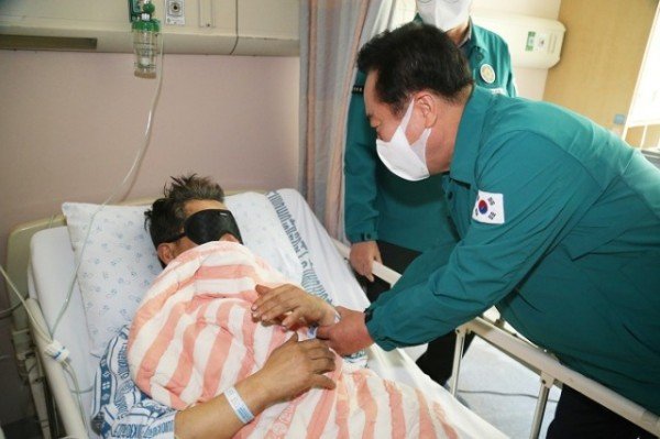 1105_권기창_안동시장_봉화_광산_생환자_만나_쾌유_기원_(3).JPG