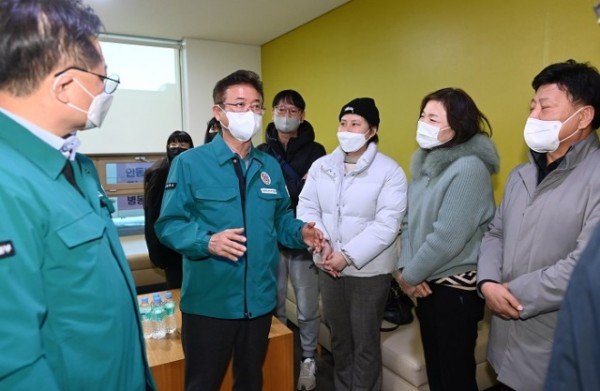 (1-1)봉화_광산_생환자_병원_방문(가족과_대화).jpg