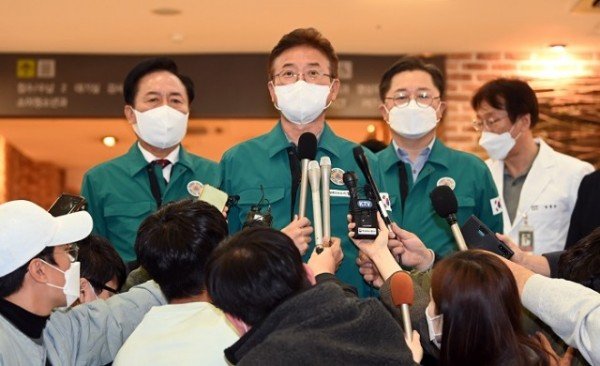 (1-4)봉화_광산_생환자_병원_방문(언론_브리핑)1.jpg