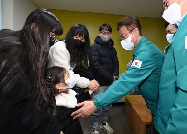 (1-2)봉화_광산_생환자_병원_방문(가족과_대화)1.jpg