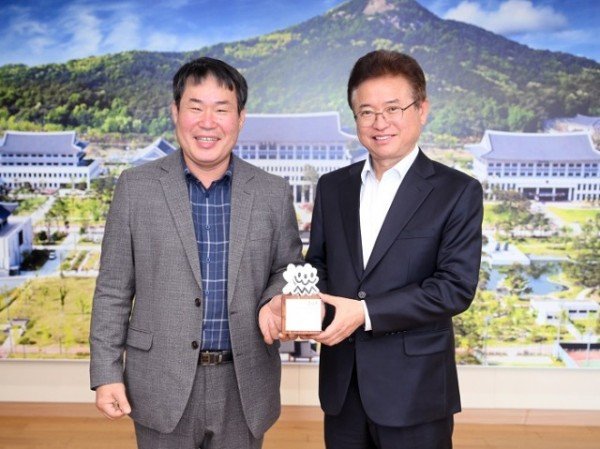 (5-1)_사회적경제연대_감사패_전달.JPG