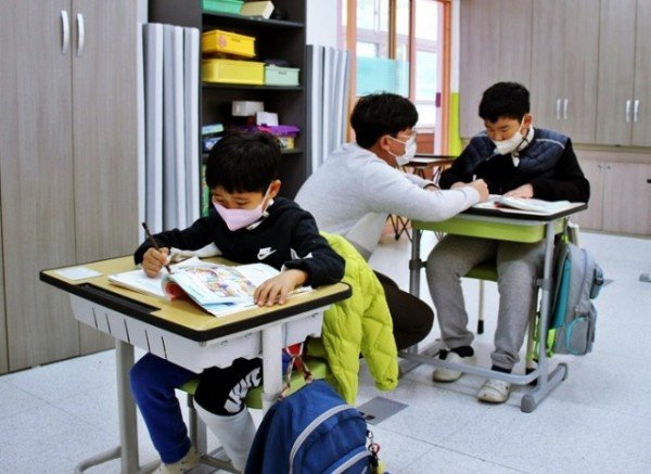 2. 당포초 3학년 통합반 이상헌 선생님이 지도하는 모습 (2).jpg