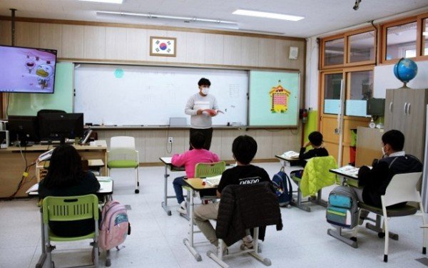 2. 당포초 3학년 통합반 이상헌 선생님이 지도하는 모습 (3).jpg