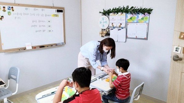 3. 당포초 돋움반(특수교육) 유한나 선생님이 교육하는 모습 (3).jpg