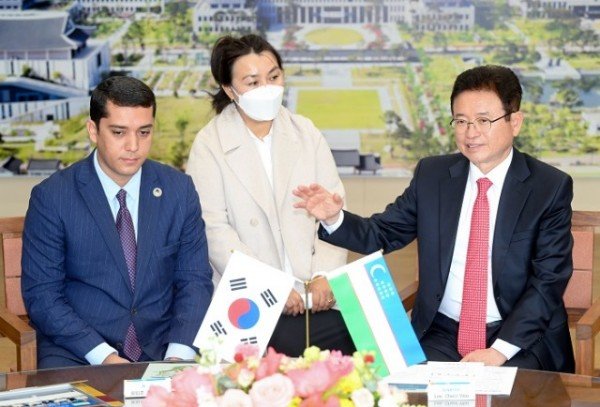(1-1)우즈베키스탄_혁신개발부차관_면담.jpg