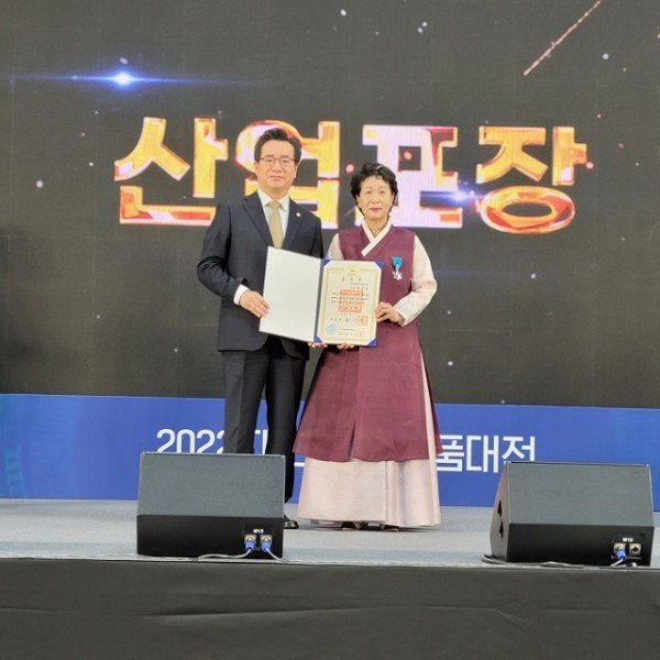 1116_제비원_전통식품_최명희_대표_산업포장_수상.jpg
