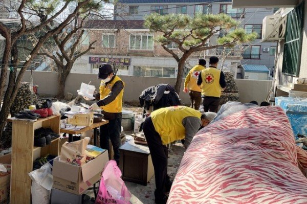 영주-영주만남기동봉사회에서 16일 휴천2동 취약계층 대상 주거환경 개선 봉사활동을 펼쳤다 (3).jpg