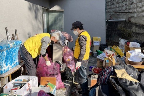 영주-영주만남기동봉사회에서 16일 휴천2동 취약계층 대상 주거환경 개선 봉사활동을 펼쳤다 (1).jpg