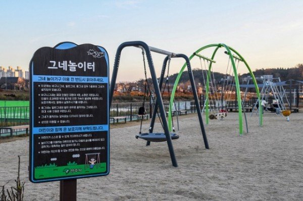 영주 1-4 영주시, ‘아이! 신나 강바람놀이터’ 19일 개장 (그네놀이터).JPG