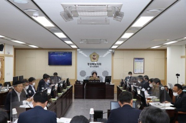농수산전문위원실 행정사무감사 사진2.JPG