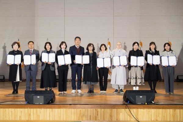 [아동보육과] 아이들의 행복한 웃음으로 가득한 구미! 보육인과 함께!3 (열린어린이집 선정서 전달).jpg