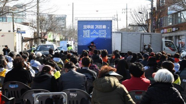 영주 1-4 영주시(시장 박남서)가 지난 26일 남부육거리부터부터 서천 방향 목민로 일대에서 개최한 ‘모두의 거리 페스타’가 참석자들의_.jpg