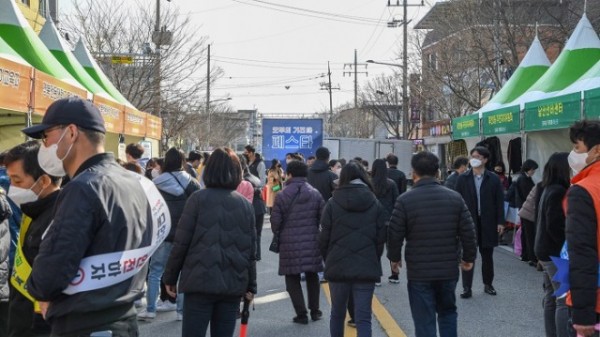 영주 1-3 영주시에서 지난 26일 개최한 _모두의 거리로 페스타_에 쌀쌀한 날씨에도 많은 시민들이 함께했다 (2).JPG