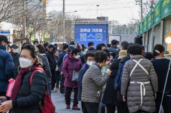 영주 1-2 영주시에서 지난 26일 개최한 _모두의 거리로 페스타_에 쌀쌀한 날씨에도 많은 시민들이 함께했다 (1).JPG