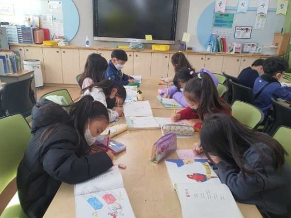 [해마루초] 12월 도서관 독서 행사 사진1.jpg