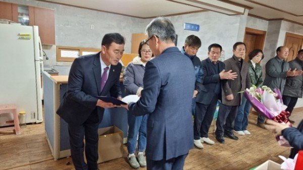 221210_한농연 군위연합회 신임회장 선출_농업기술센터 (1).jpeg