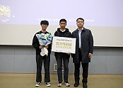 사진4. 전장상황 자율비행 대회 시상식(왼쪽부터 권대현, Wicaksono 학생).JPG