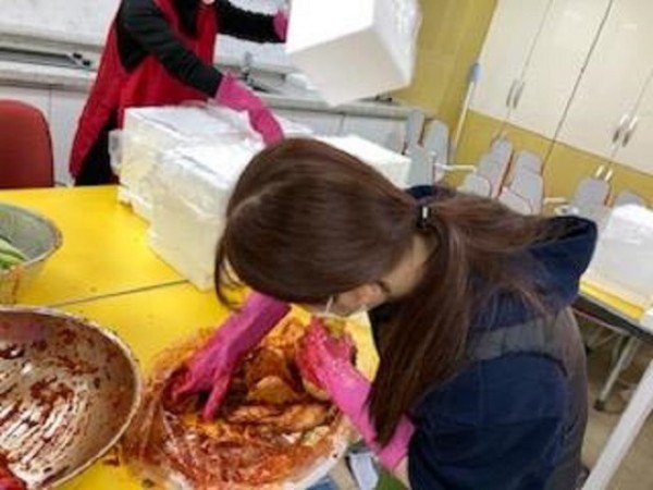 길원여고_봉사동아리_‘인터랙트_독거노인_김장_나눔_봉사_나서.jpg