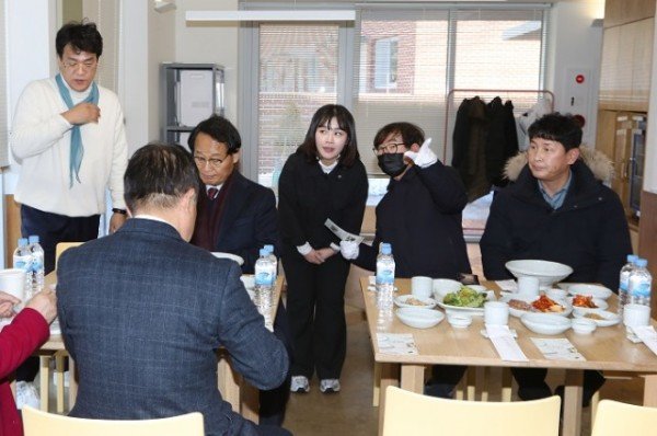 영주-1-23일 남선센터 준공식에 참석한 박남서 영주시장이 식당을 찾아 _영주만두_를 시식하고 있다.jpg