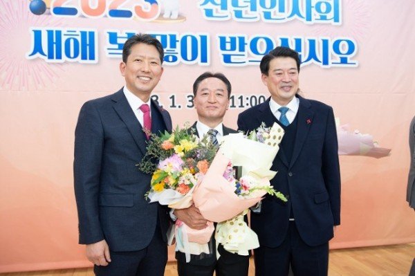 구미시 고향사랑 1호 기부자  삼성전자 김현도 부사장.jpg