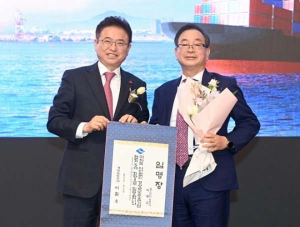 경상북도수출기업협회장 이취임식 및 전략세미나(회장 임명장).jpg