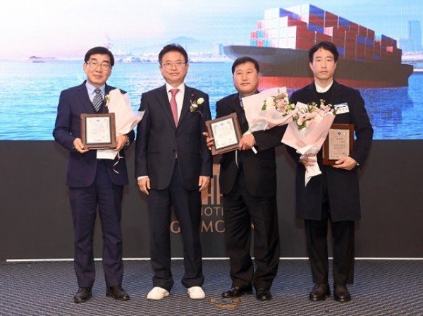 경상북도수출기업협회장 이취임식 및 전략세미나(감사패 수여).jpg