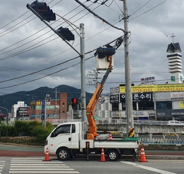 [정보통신과] 구미시 공중케이블 정비사업 2년 연속 최고등급 선정_작업중.jpg