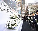 지난_2019년_1월_6일_광주_금남로에서_열린_‘故_구지인_1주기_추모식’에서_추모객들이_헌화를_하고_있다.jpg