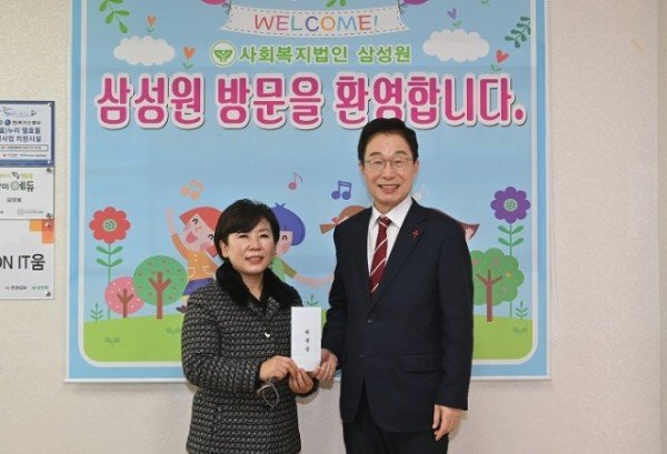 1.임종식 경북교육감, 설맞이 전통시장 장보기 행사 가져(16일 구미소재 아동양육시설인 삼성원을 방문한 사진)04.jpg