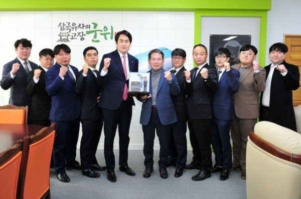 230119_군위청년회의소, 김진열 군수 감사패 수여 (2).jpg