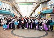 1 2023년 1월 새희망이 현장속으로 간다(전통시장)단체사진.jpg