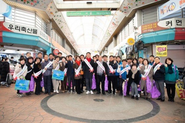 1 2023년 1월 새희망이 현장속으로 간다(전통시장)단체사진.jpg