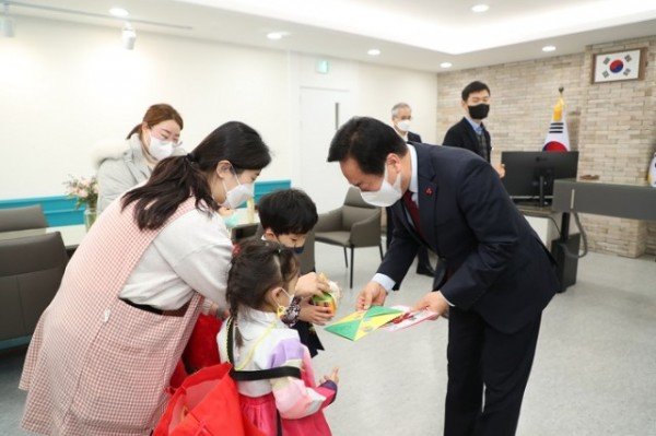 권기창 시장 설 앞두고 직장어린이집 방문 (4).JPG