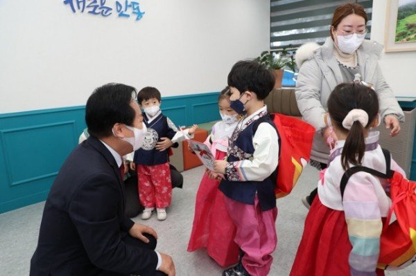 권기창 시장 설 앞두고 직장어린이집 방문 (2).JPG