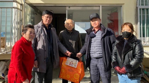 휴천3동 지역사회보장협의체 설명절 꾸러미 전달.jpg