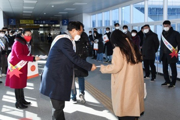 영주시장이 설 연휴 첫날을 맞아 영주역에서 귀성객들에게 영주시 관광홍보를 하고있다..JPG