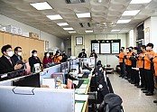 영주시장이 국회의원, 시의장과 함께 설 연휴 첫날 영주소방서 상황실을 방문하여 근무자들을 격려하고있다..JPG