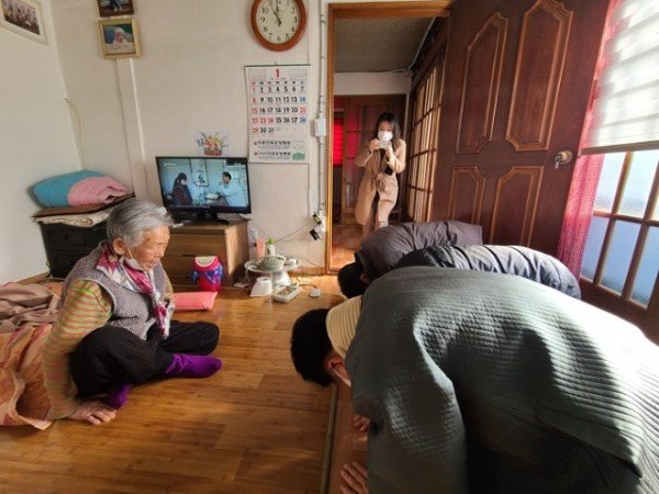 0124_권기창_안동시장__장수_어르신_찾아_만수무강_세배_올려_(2).jpg