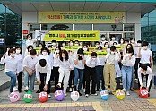 영주-2-2 영주시는 1부서 1청렴시책을 추진하며 청렴도 향상을 위해 노력해왔다(영주시 보건소 직원들이 부정부패가 쓰인 풍선을 밟는 퍼_.jpg