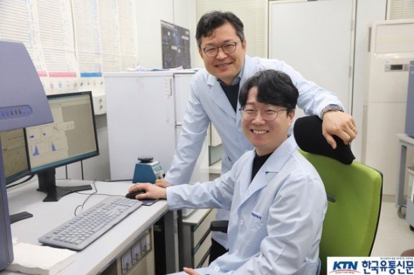 (왼쪽부터) 공동 교신저자 김태돈 박사, 제1저자 오세찬 박사과정생.JPG