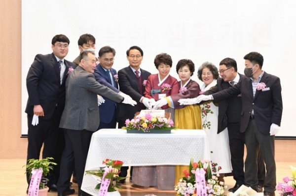 영주-4-4 생활개선영주시 연합회 제16대·제17대 회장단 이·취임식 기념 케이크 커팅.jpg