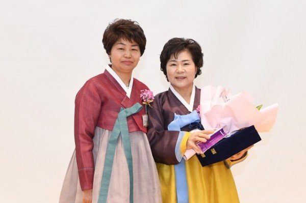 영주-4-1 생활개선영주시연합회 회장단 이·취임(좌측부터 엄복순 취임회장, 정매자 이임회장).jpg