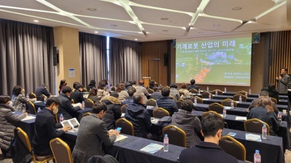 6.경북교육청, 미래형 진로교육 역량 강화 나선다!(9일  소노벨 청송에서 실시된 직무연수 사진)02.jpg