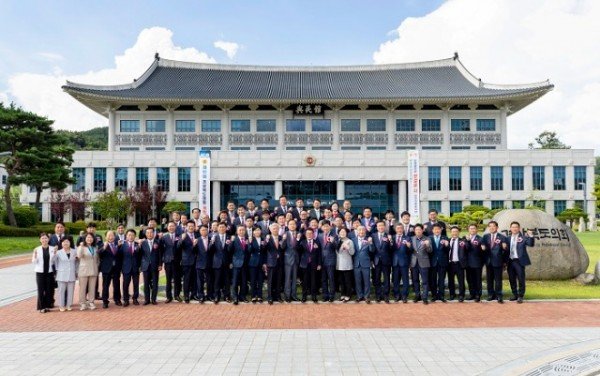 경상북도의회 제12대 의원 단체사진.jpg