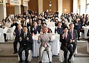 11.사회복지사협회장_취임식_단체하트.JPG
